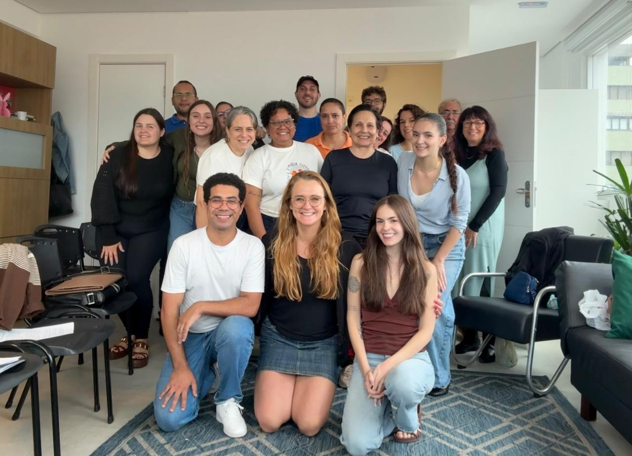 Grupo de voluntários da AMA reunido