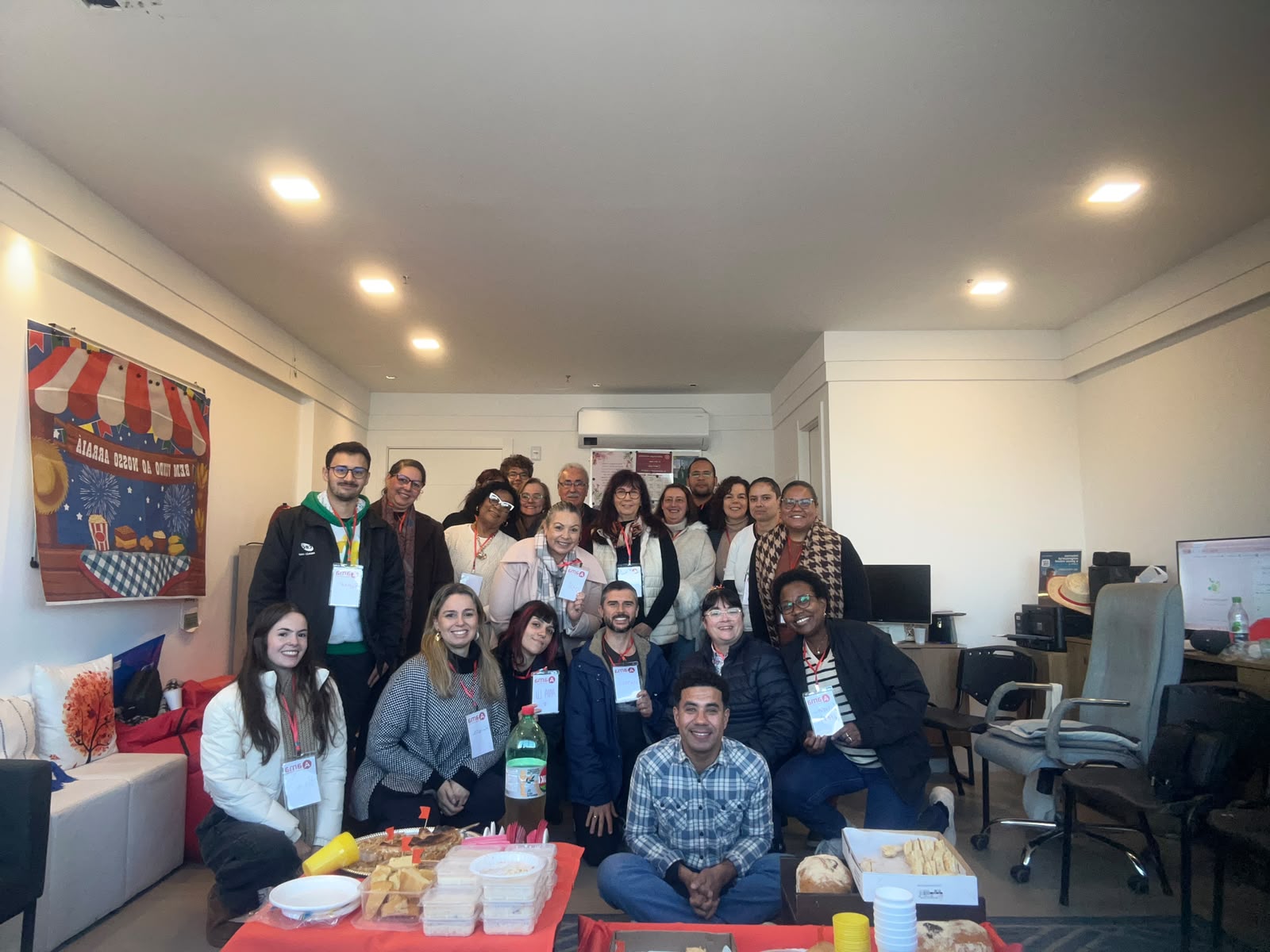 Voluntários da AMA reunidos na sede